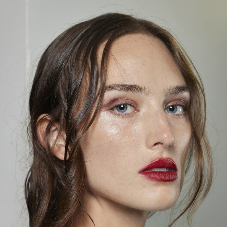 نصائح لتطبيق أحمر الشفاه المخملي مع الكونتور في صيف 2023