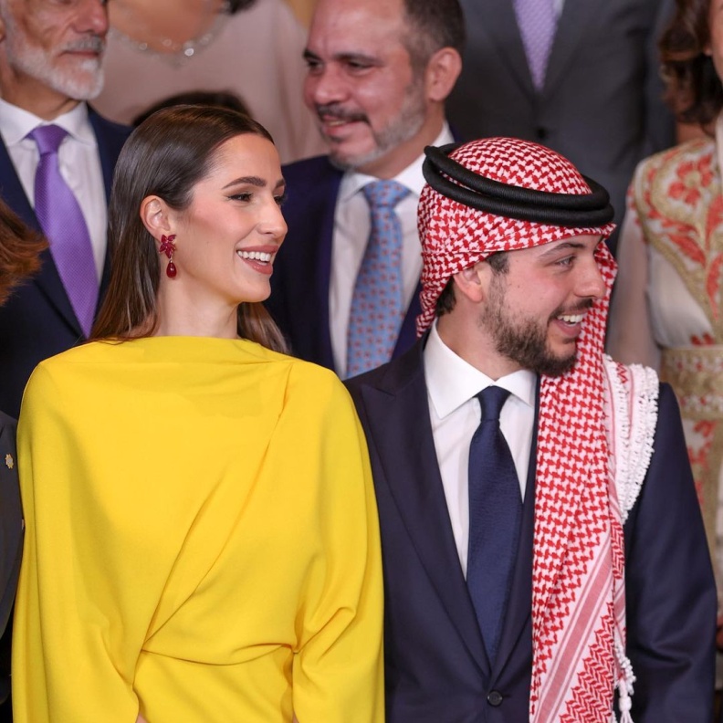 ما الذي يميّز إطلالات الأمير الحسين والآنسة رجوة؟