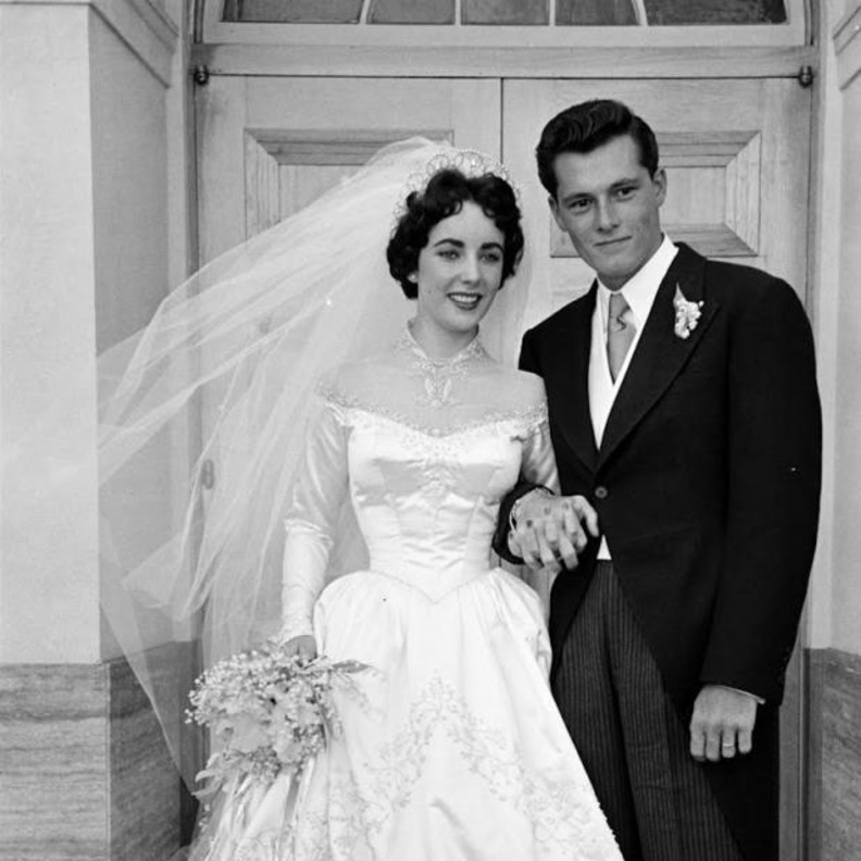 إطلالة حفل زفاف إليزابيث تايلور على كونراد نيكي هيلتون Conrad Nicky Hilton، 6 مايو 1950