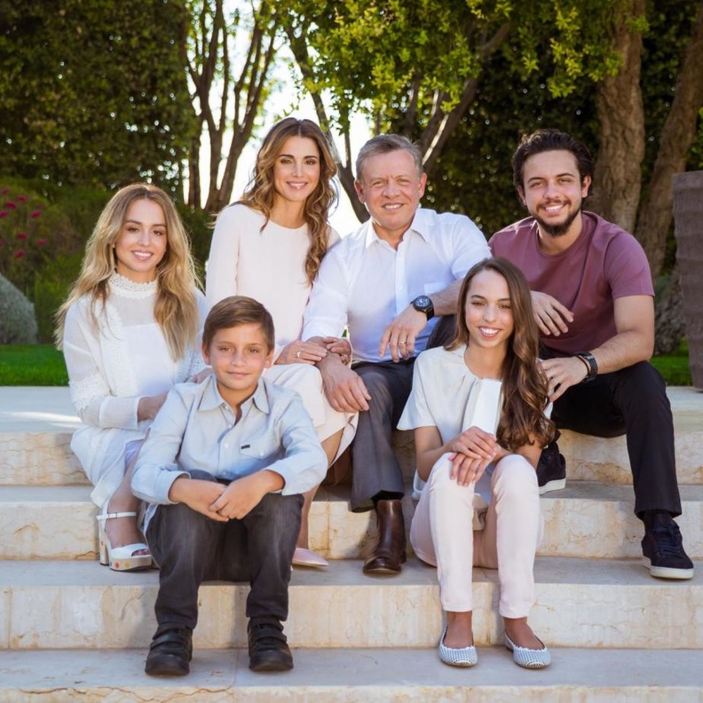 الأمير حسين مع عائلته