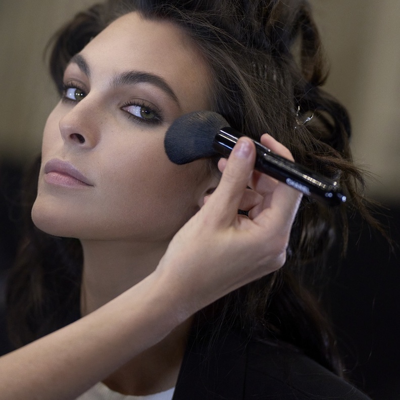 كواليس عرض شانيل كروز 2024.. مكياج مشرق ومستحضرات جديدة