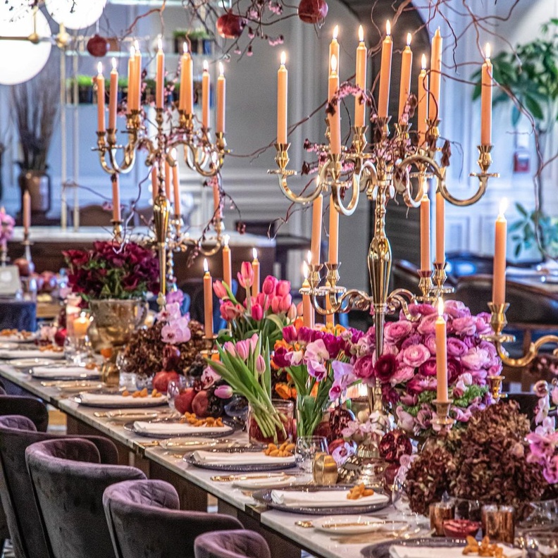 الشمعدان يزين طاولات الزفاف