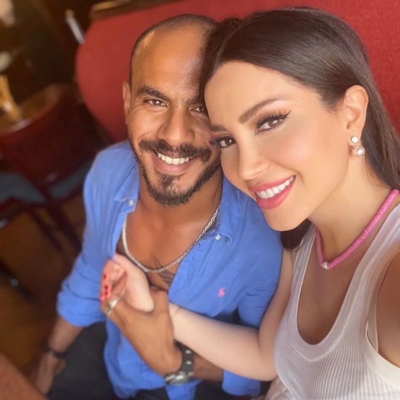 الصورة التي نشرها ادهم شرقاوي له مع زوجته عبر انستغرام