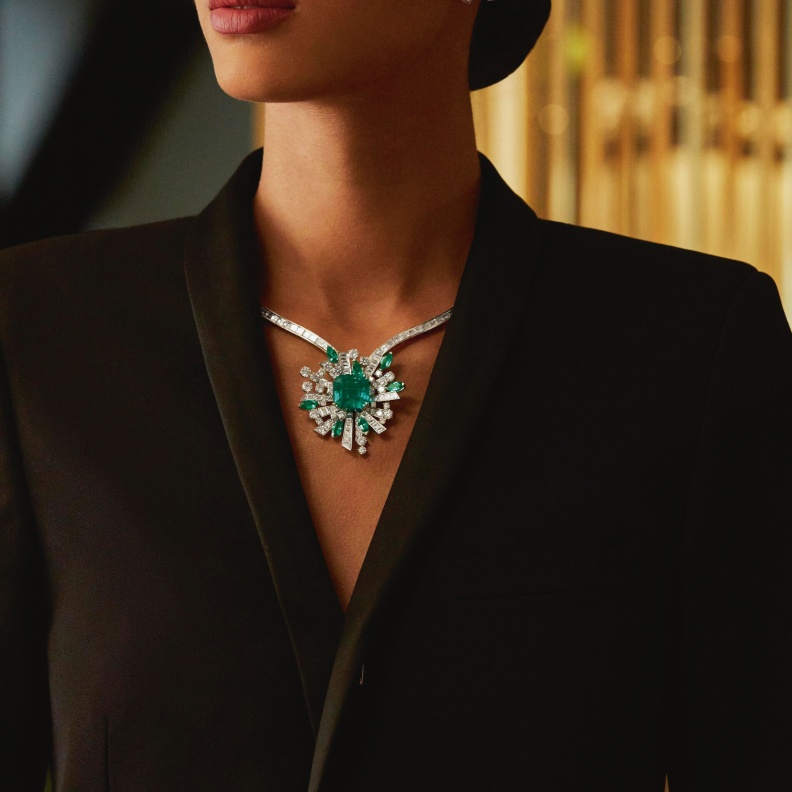 أقراط ذهب فخمة مع الزمرد