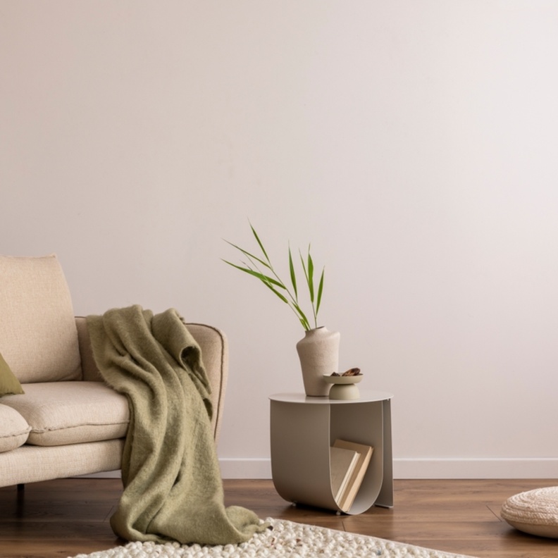 طاولة الـend table أم الجانبية.. 4 اختلافات رئيسية للمساعدة على الاختيار بينهما