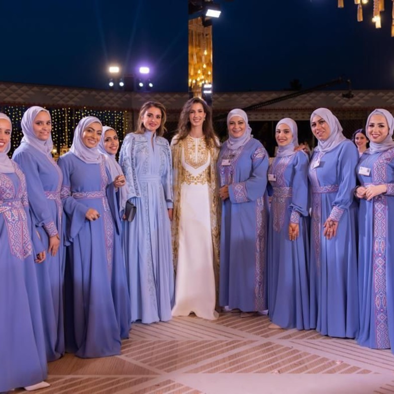 العروس رجوة مع خبيرات الحناء في الحفل