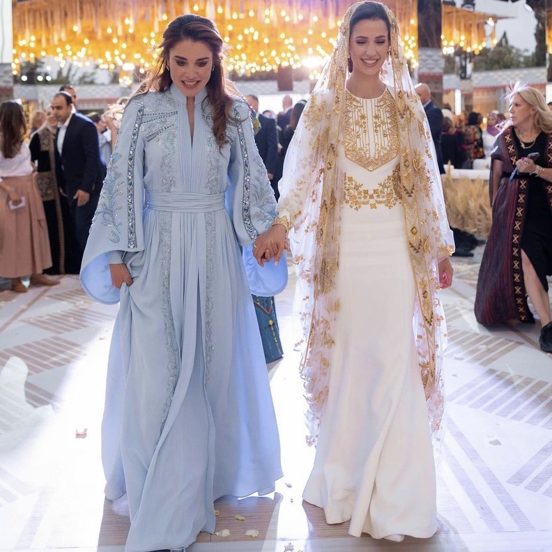 اناقة ملفتة للملكة رانيا مع رجوة