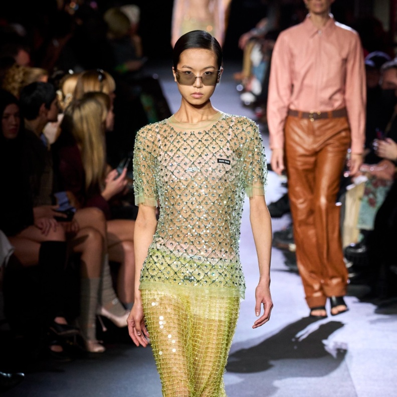 7 مجموعات برزت فيها ملابس شفافة خلال عروض ربيع وصيف 2023