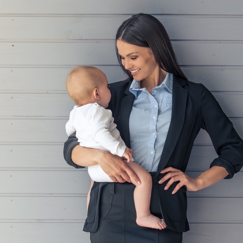 تحقيق التوازن بين العمل والأسرة مسؤولية مشتركة بين الأم العاملة ومؤسسات الدولة باعتبارها عضواً مؤثراً في تنمية المجتمع