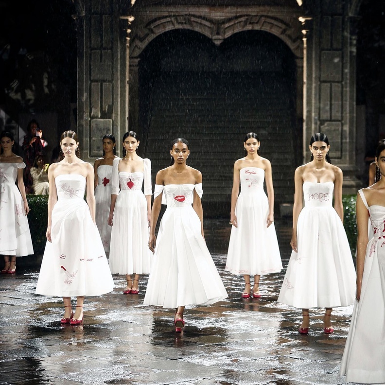 تصاميم باللون الابيض من ديور 2024@dior