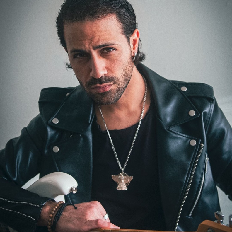 الفنان جوني إيشو في جلسة تصوير حصرية لـ "هي": "هدفي هو بناء إرث موسيقي يعبر عبر الأجيال"