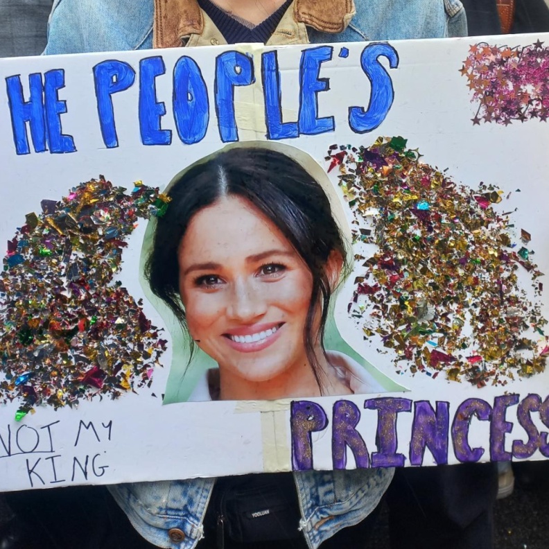 جماهير ترفع صور ميغان ماركل في احتفالات التتويج