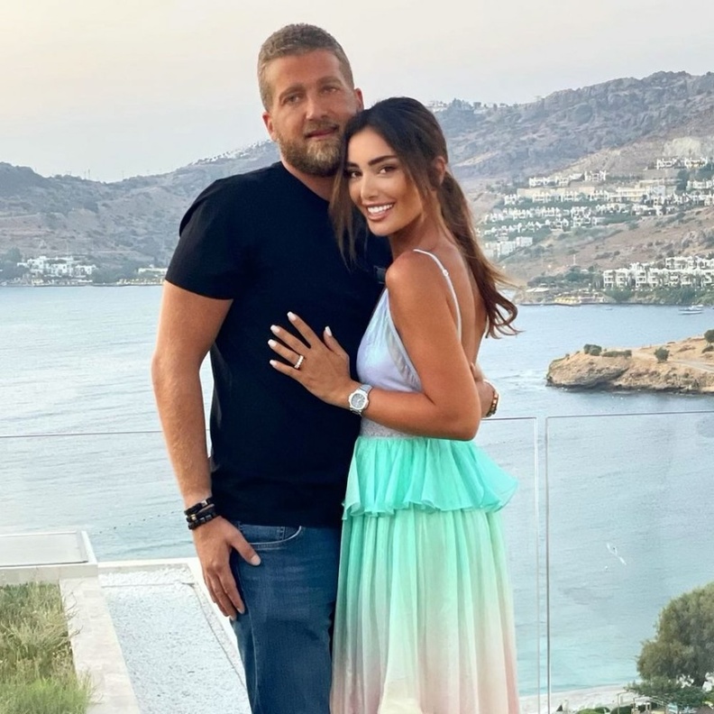 جيسيكا عازار في بودروم خلال شهر العسل