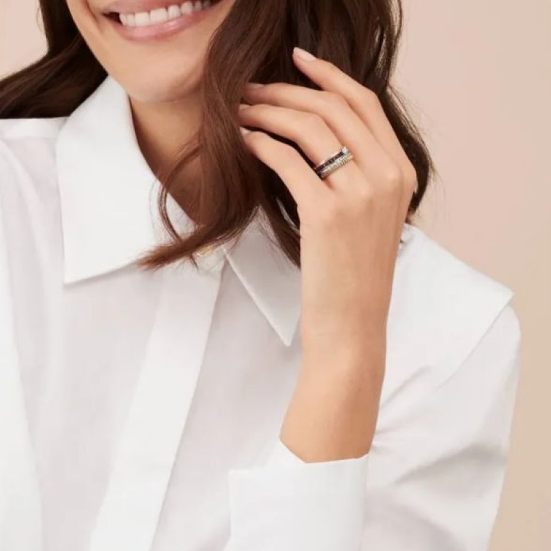 خاتم خطوبة من مجموعة Quatre Classique لبوشرون وهو مرصع بالألماس الأبيض 