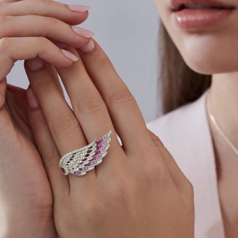 خاتم مرصع بالألماس والروبي والياقوت الوردي من مجموعة Wings Embrace من غرارد Garrard