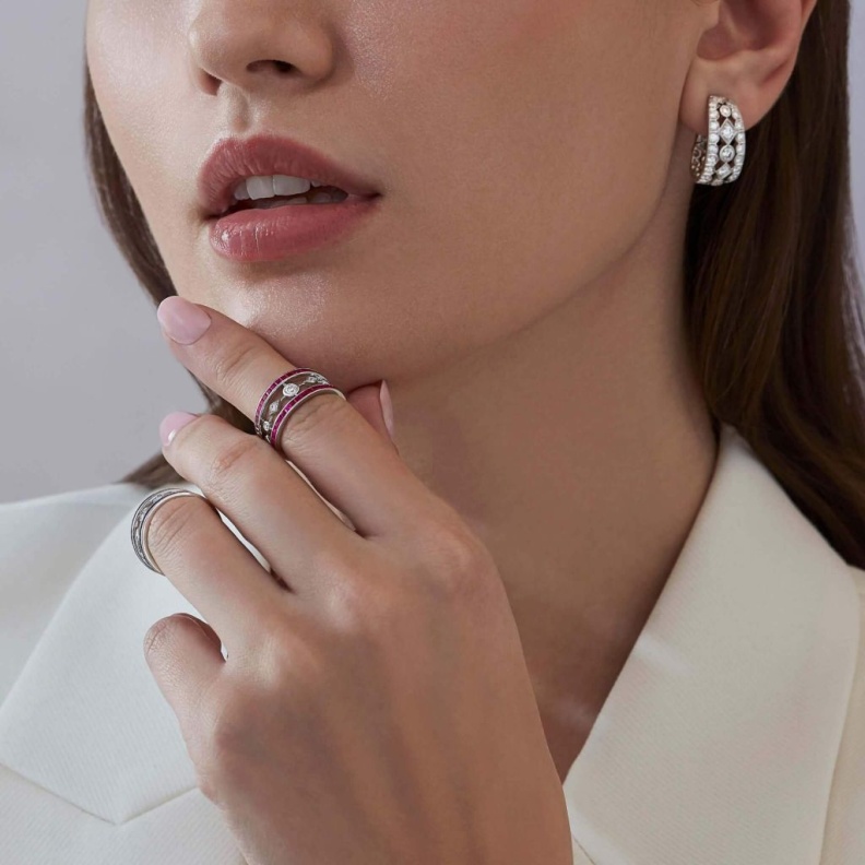 خاتم من مجموعة Albemarle وهو مرصع بالروبي والألماس الأبيض ويحمل توقيع غرارد Garrard