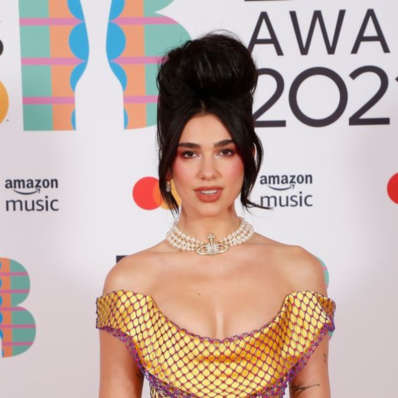 دوا ليبا معتمدة تشوكر اللؤلؤ Bas Relief  من فيفيان ويستوود خلال جوائز بريت لعام 2021.