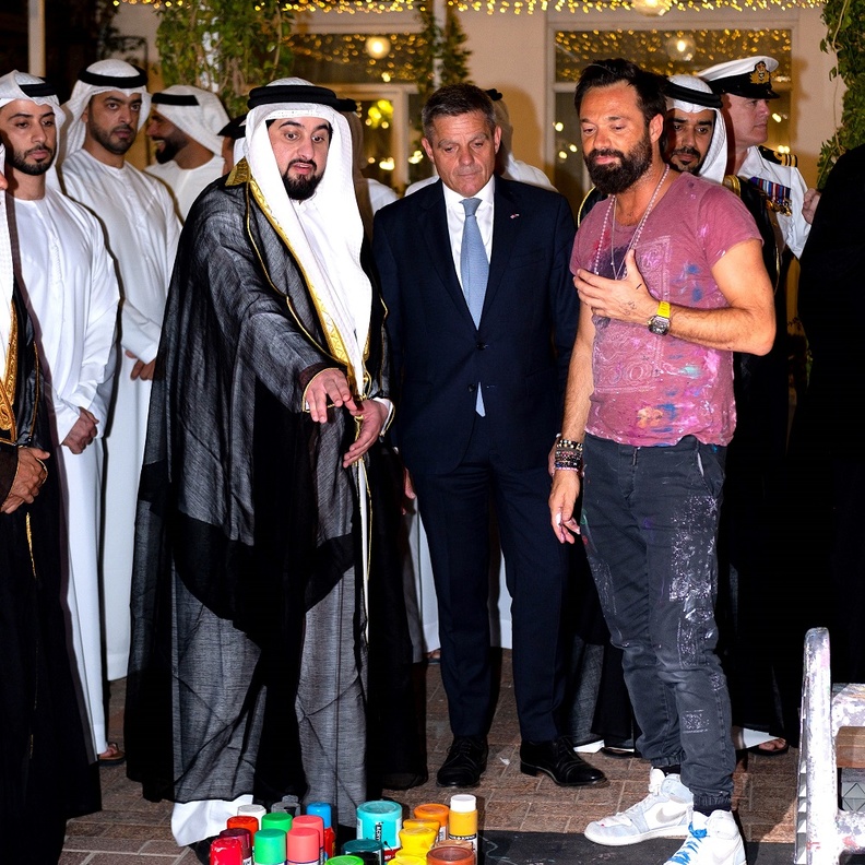 التاج البريطاني يكلّف ساشا جافري برسم لوحة "تتويج الملك تشارلز" كهدية خاصة إلى دبي