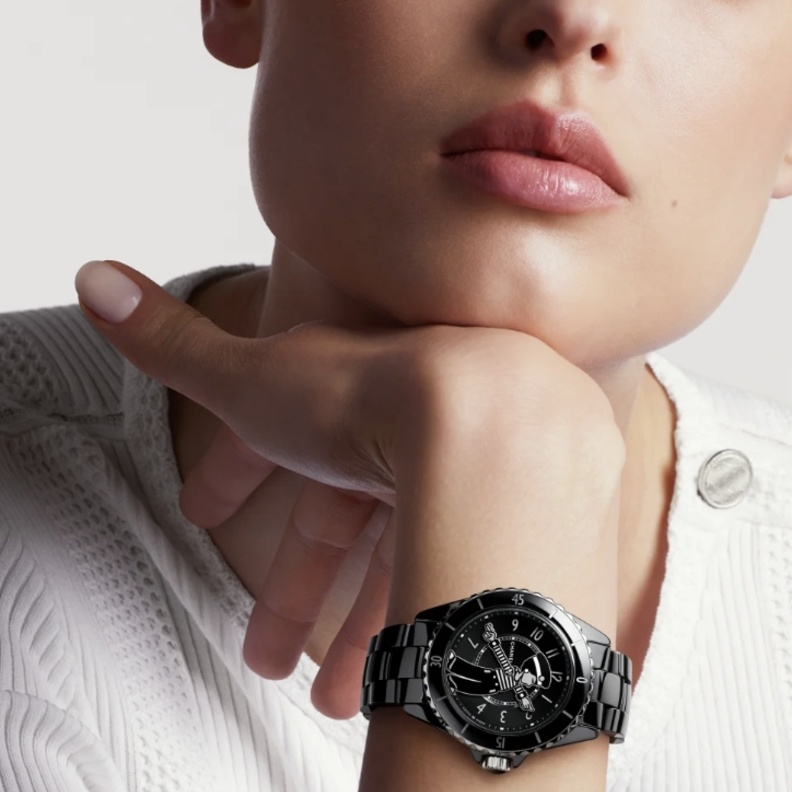 ساعات نسائية فخمة تحمل إطارًا أسود لإطلالاتك اليومية