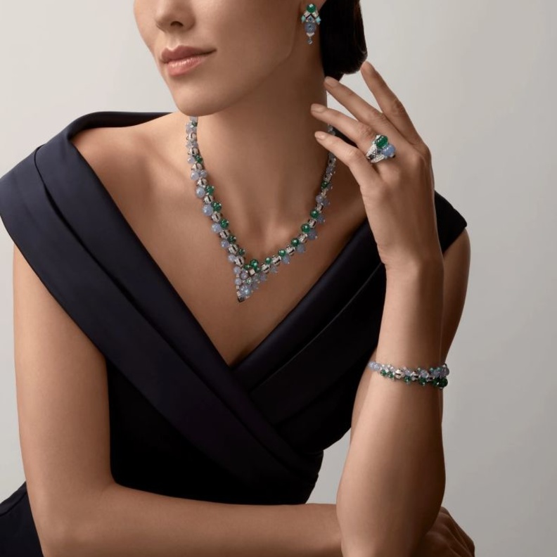 طقم Sixième Sens من كارتييه Cartier وهو مرصع بالفيروز والزمرد والياقوت والجزع 
