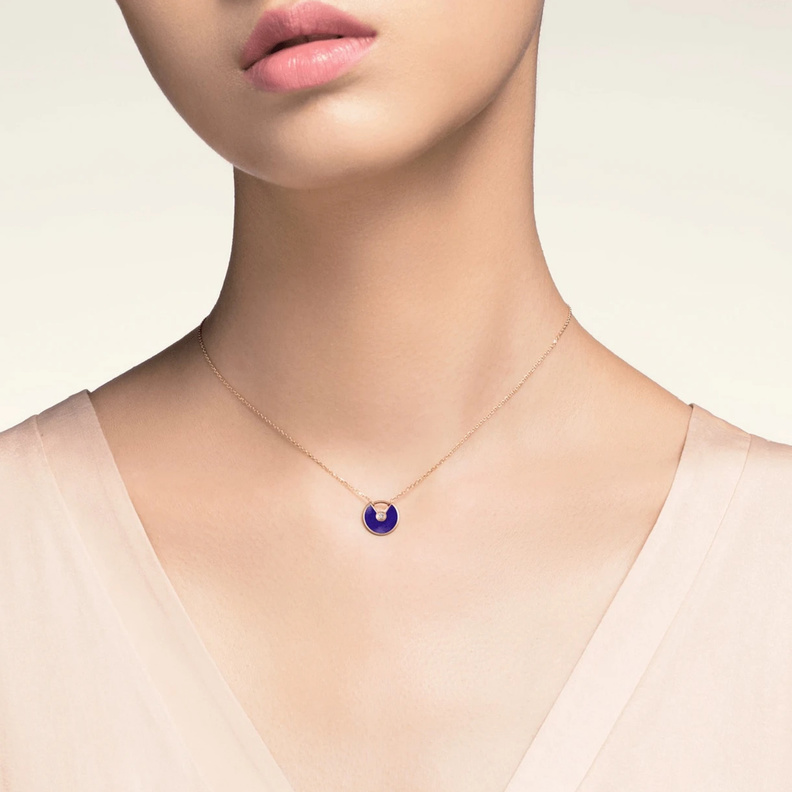 عقد Amulette de Cartier المرصع باللازورد من كارتييه Cartier