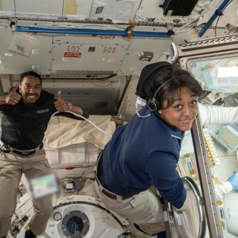 بعد نجاح مهمتهما في محطة الفضاء.. رائدا الفضاء السعوديان ريانة برناوي وعلى القرني يصلان الأرض 