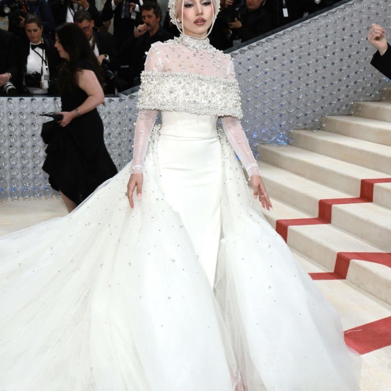 للعروس العصرية أجمل فساتين بيضاء مستوحاة من النجمات في حفل Met Gala