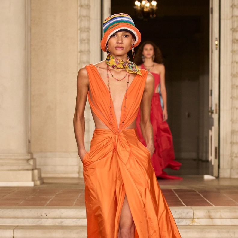 7 عروض سطع فيها اللون البرتقالي لموسم ربيع وصيف 2023