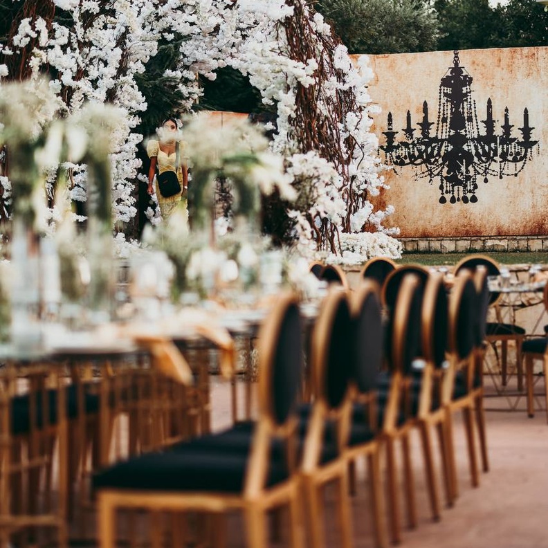 كراسي بالذهبي والأسود لعبير دهام