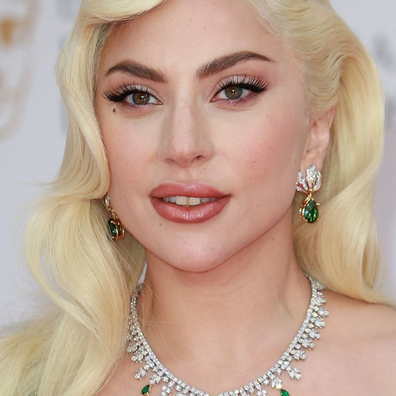 ليدي غاغا متألقة بمجوهرات الماس والزمرد الكلاسيكية من تيفاني أند كو Tiffany & Co