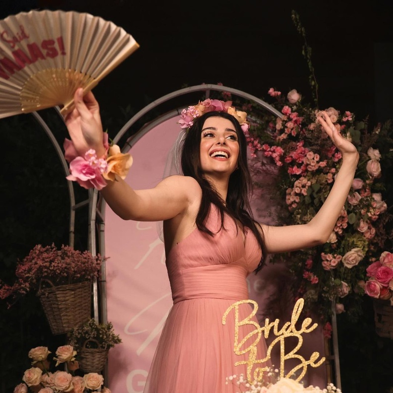 ماريتا الحلاني تودع عزوبيتها بإطلالة حالمة وأجواء وردية فخمة قبيل زفافها