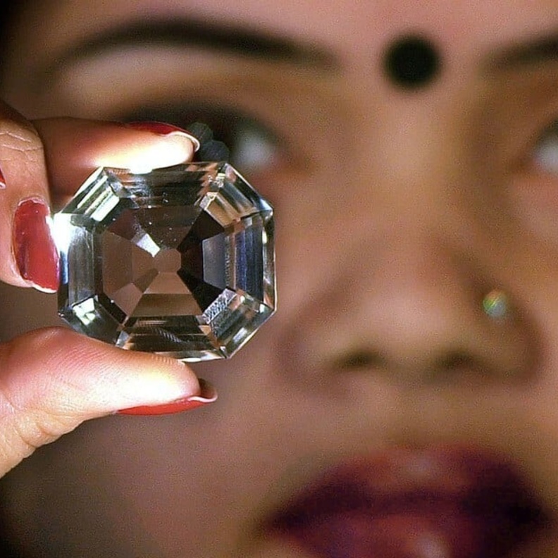 جواهر ملكية اشتهرت بأنها تجلب الحظ السيء لأصحابها