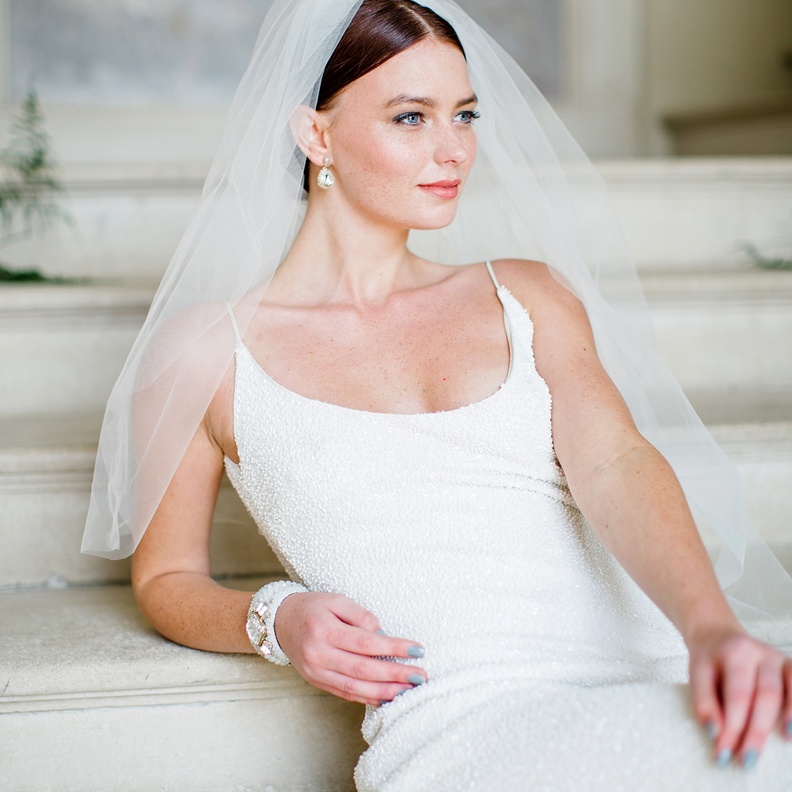 مجوهرات تناسب فستان الزفاف