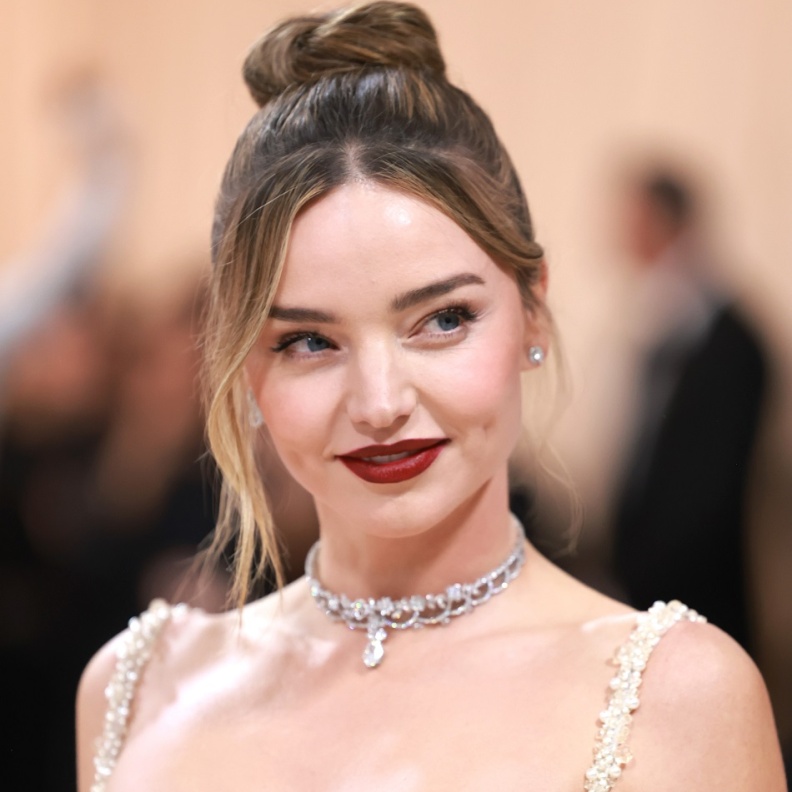 مكياج راقي من التسعينات يتجدد مع ميراندا كير في حفل Met Gala 2023