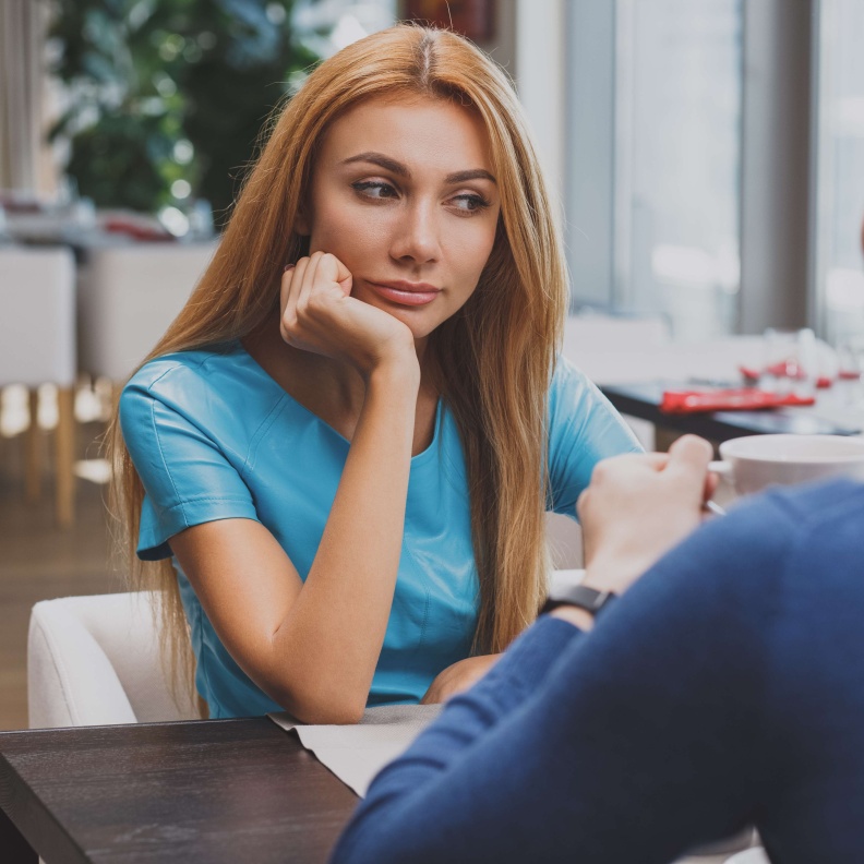 مواعدة شخص لا تشعرين معه بالراحة والأمان من الأخطاء التي تفسد اللقاء الأول
