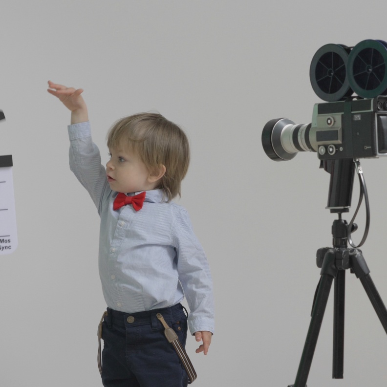 هل تقبلين بدخول ابنك عالم الفن