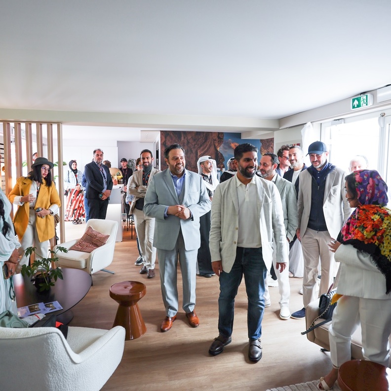 وزير الثقافة يلتقي بصُنّاع الأفلام السعوديين خلال زيارته لجناح المملكة في مهرجان كان السينمائي