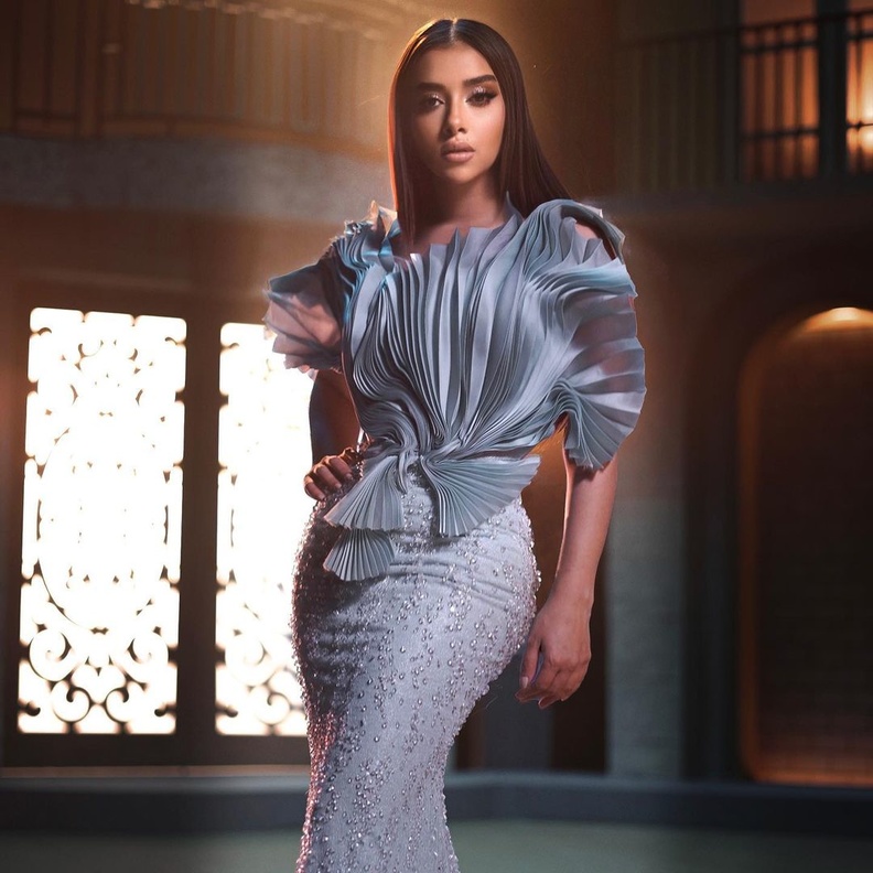 فساتين سهرة بصيحة "البليسيه" من خزانة بلقيس فتحي واحدثها اطلالتها باللون الأزرق