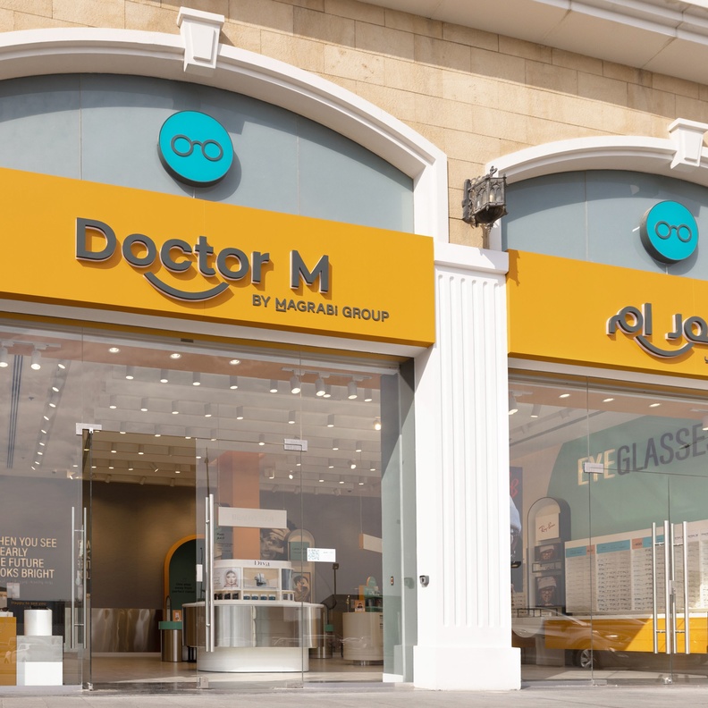 Doctor M جيل جديد من محلات البصريات من مجموعة MAGRABi يطلق حملة إعلانية مُلفتة تحتفل برؤية الشباب السعودي 