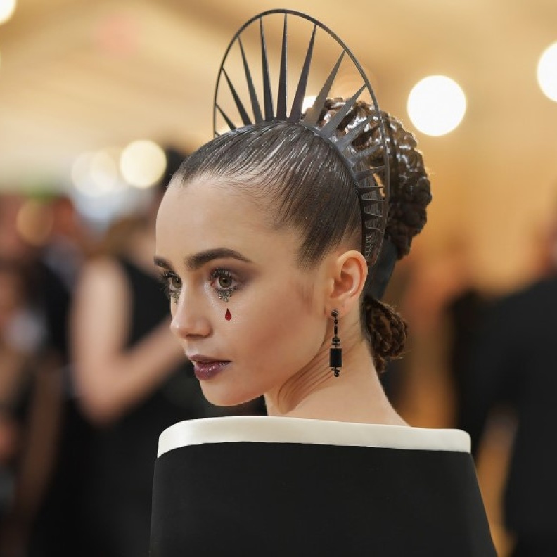 اطلالة Lily Collins بتسريحات شعر الكعكة مع الاكسسوارات المعدنية