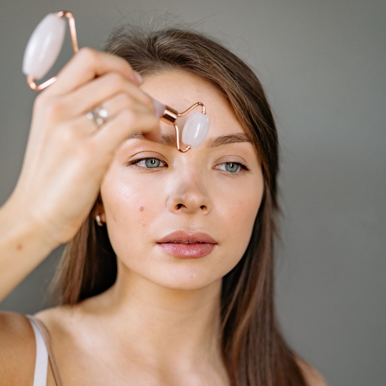 بشرتك أكثر شباباً مع تدليك الوجه في المنزل واستخدام أجدد إصدارات العلامات التجارية