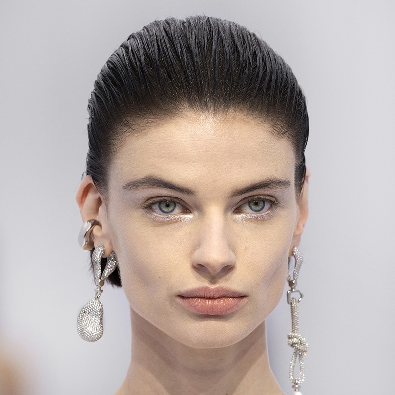 مكياج جريء مع خطوط الكحل على الجفون السفلى