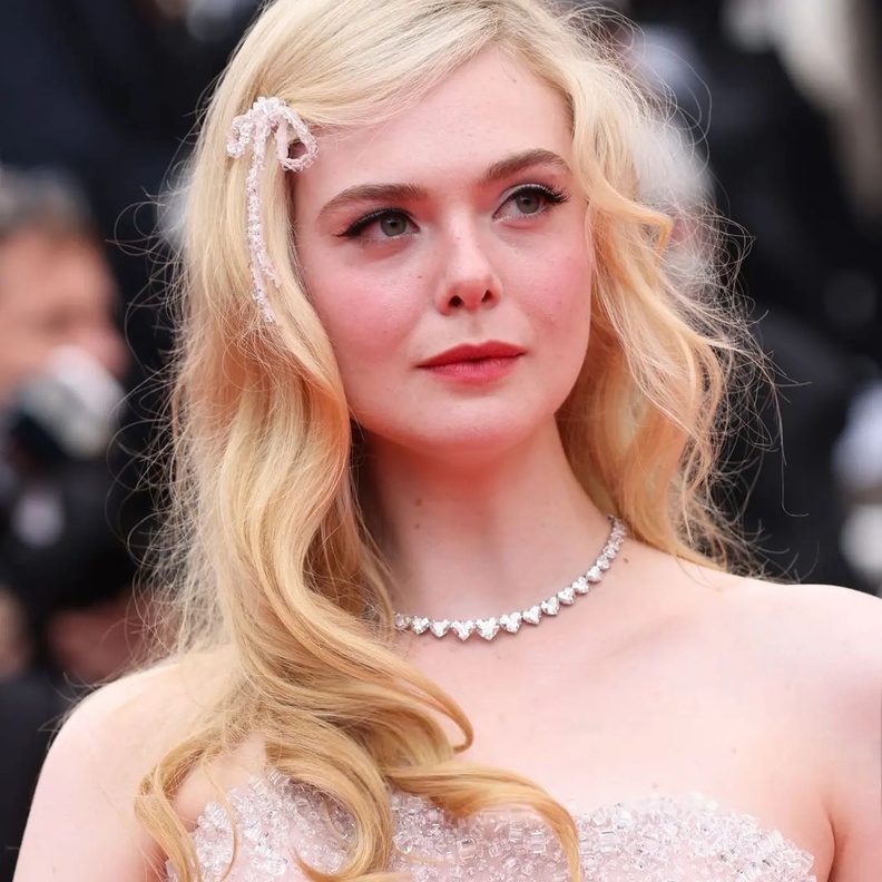  رسمات مكياج طبيعي وبارز مع التسريحة الويفي من  Elle Fanning وحي