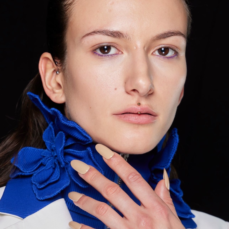 مناكير LipGloss النيود بتدرجات اللون الزهري  من وحي دار Off White