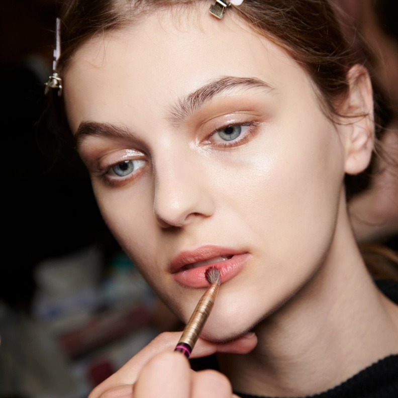 نصائحنا لمكياج مثالي في السفر والمستحضرات المناسبة لتطبيقه