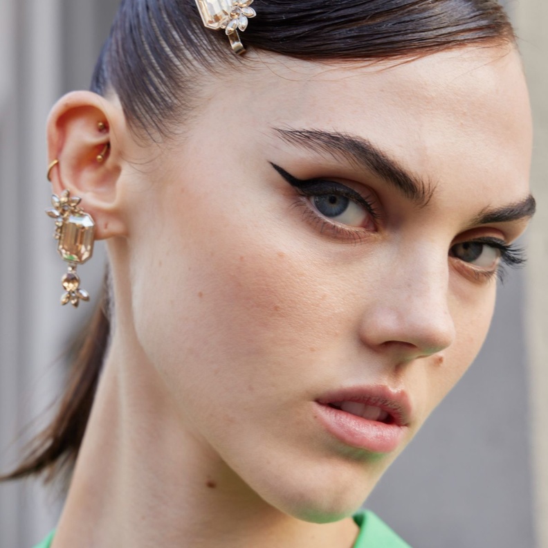 طرق مبتكرة لرسم الآيلاينر بسهولة مع أحدث مستحضرات التجميل 