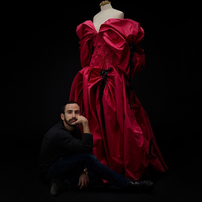 المصمم كريكور جابوتيان بجانب تصميمه من مجموعة الفصل الثامن للكوتور