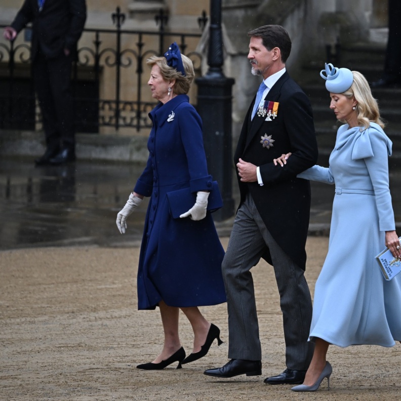 الإطلالات المونوكروم كانت لها الحصة الأبرز في حفل تتويج الملك تشارلز الثالث.. هل هذا الأسلوب من القواعد الملكية؟!