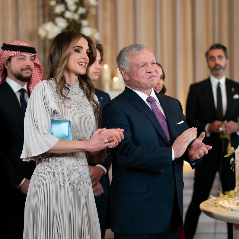 9 فساتين سهرة من منصات عروض الأزياء... هل تختار الملكة رانيا أحدها لزفاف الأمير حسين والآنسة رجوة