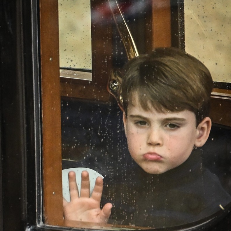 الأمير لويس يخطف الأنظار في حفل التتويج الملكي